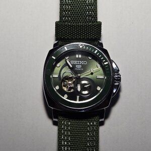 Seiko "5 Sports" Men's Watch - 24 Jewel - Mechanical Movement *Near Mint Cond*